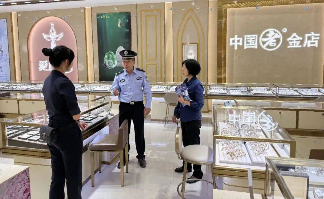 柳州女子到柳南萬達買3萬元黃金，不挑款不問價，店員嚇到報警！