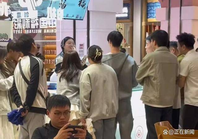 合肥兩小伙辭職前買彩票中100萬，店員：兩人平分