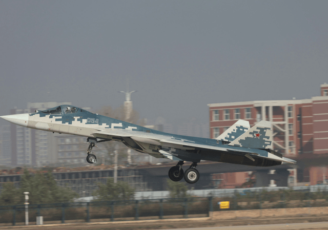 來搶殲35的“飯碗”？蘇57隱身戰機降落太原，3款隱身機航展同框