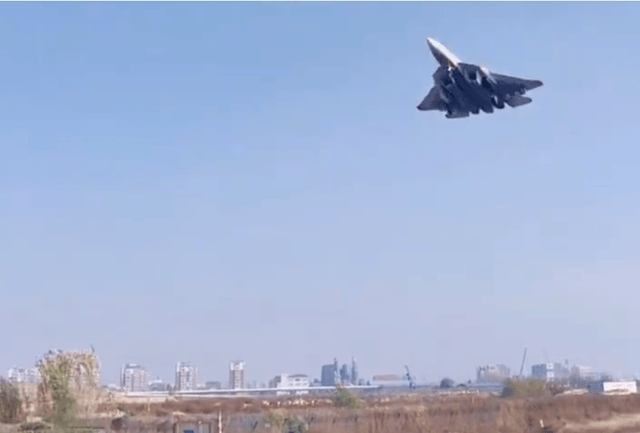 來搶殲35的“飯碗”？蘇57隱身戰機降落太原，3款隱身機航展同框