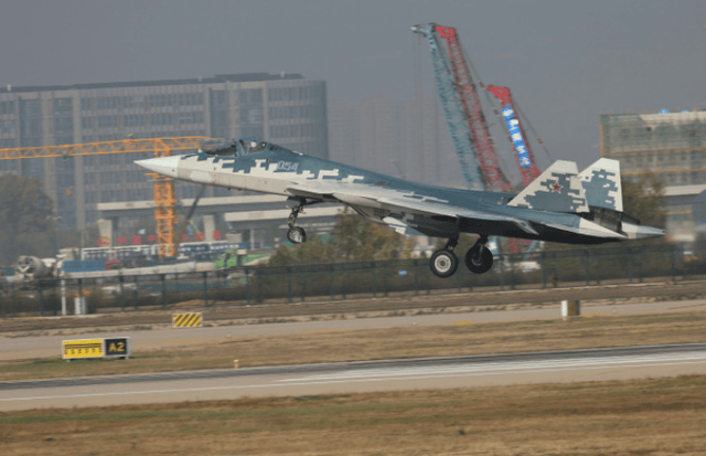來搶殲35的“飯碗”？蘇57隱身戰機降落太原，3款隱身機航展同框