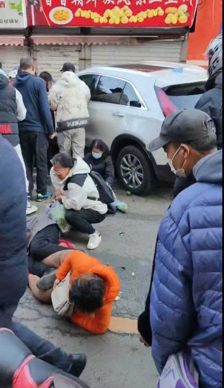 沈陽一網紅早市發生汽車撞人事件，多人受傷倒地