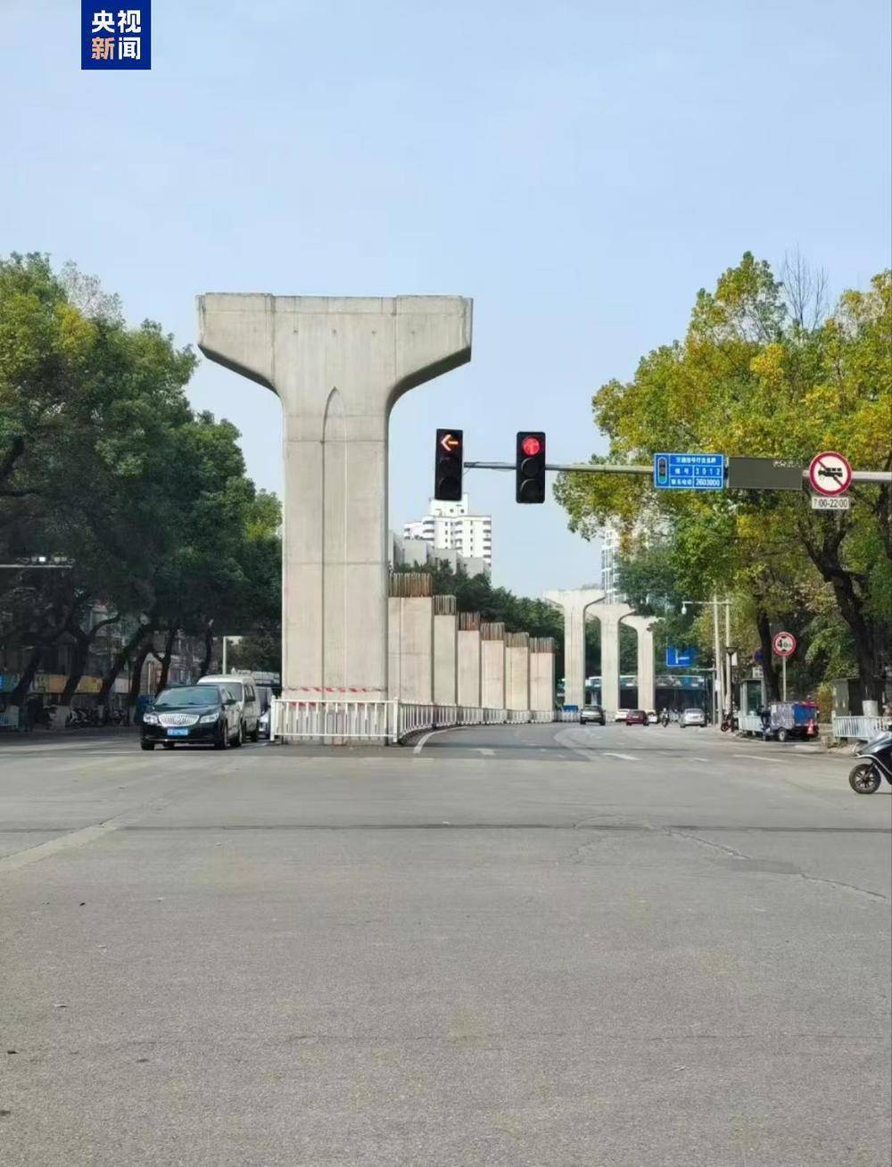柳州輕軌墩柱將被拆除，系落馬市委書記拍板“政績工程”，被當地人戲稱“幻想柱”