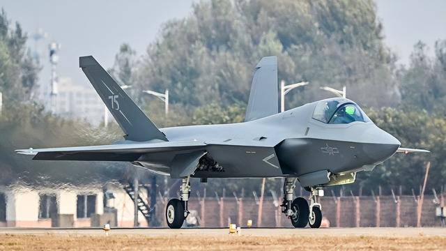 殲-35A正式官宣，命名格式意味深長：航母新艦載機上艦指日可待？