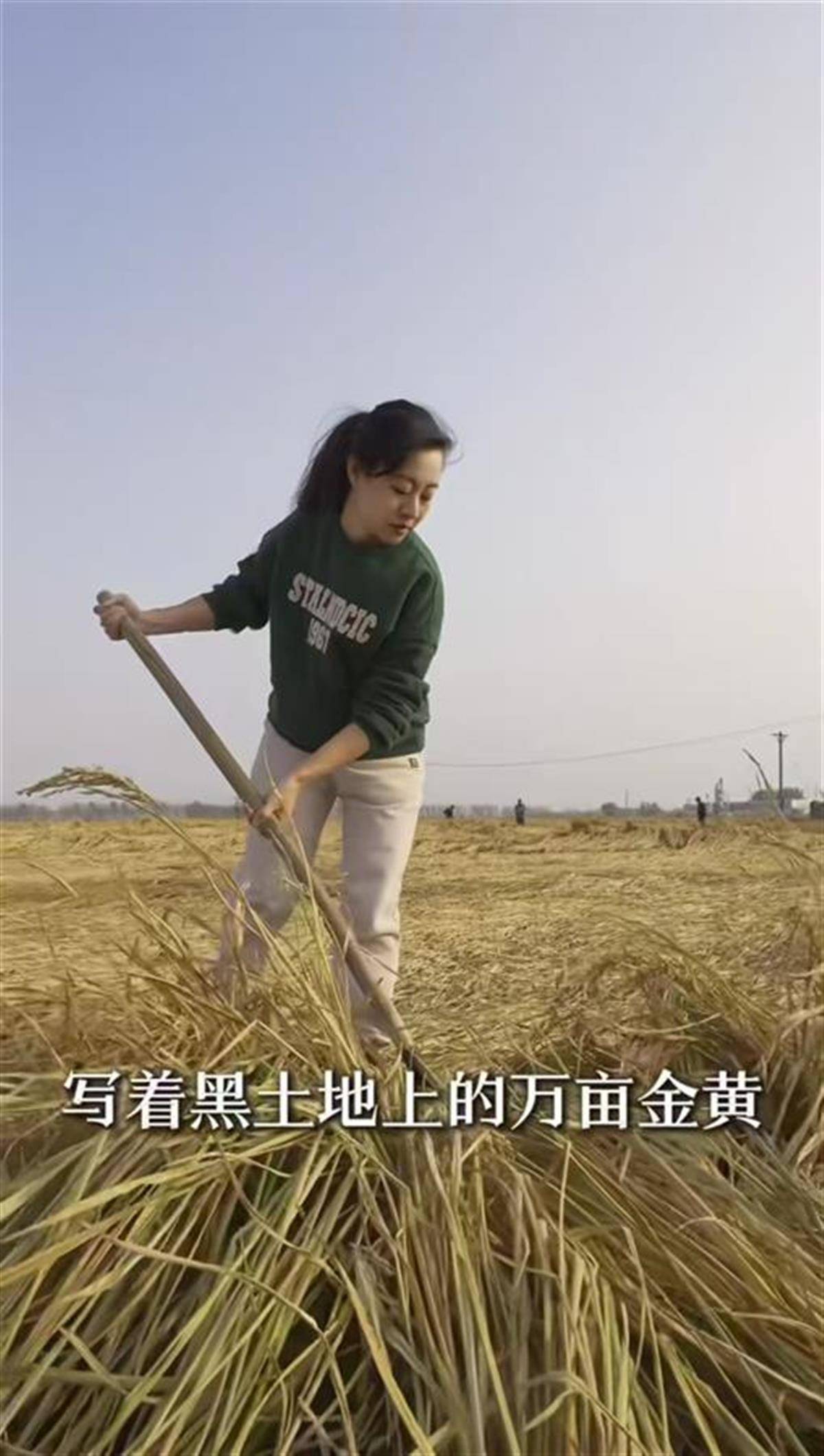 用東北話+英語帶貨的副局長系英語專業畢業，走紅后有了“容貌焦慮”