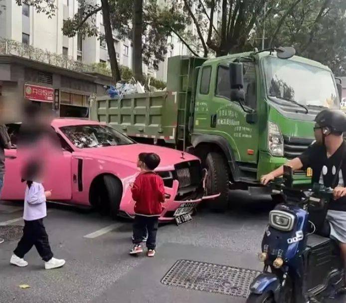 貨車撞勞斯萊斯，維修費或超300萬！被撞女車主淡定拍照