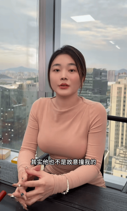 貨車撞勞斯萊斯，維修費或超300萬！被撞女車主淡定拍照