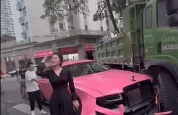 貨車司機撞壞豪車嚇得渾身發抖，脫困不能只靠富人發善心