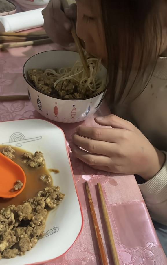 親屬回應19歲哥哥輟學打工照顧妹妹：三年里爺爺和父母相繼離世