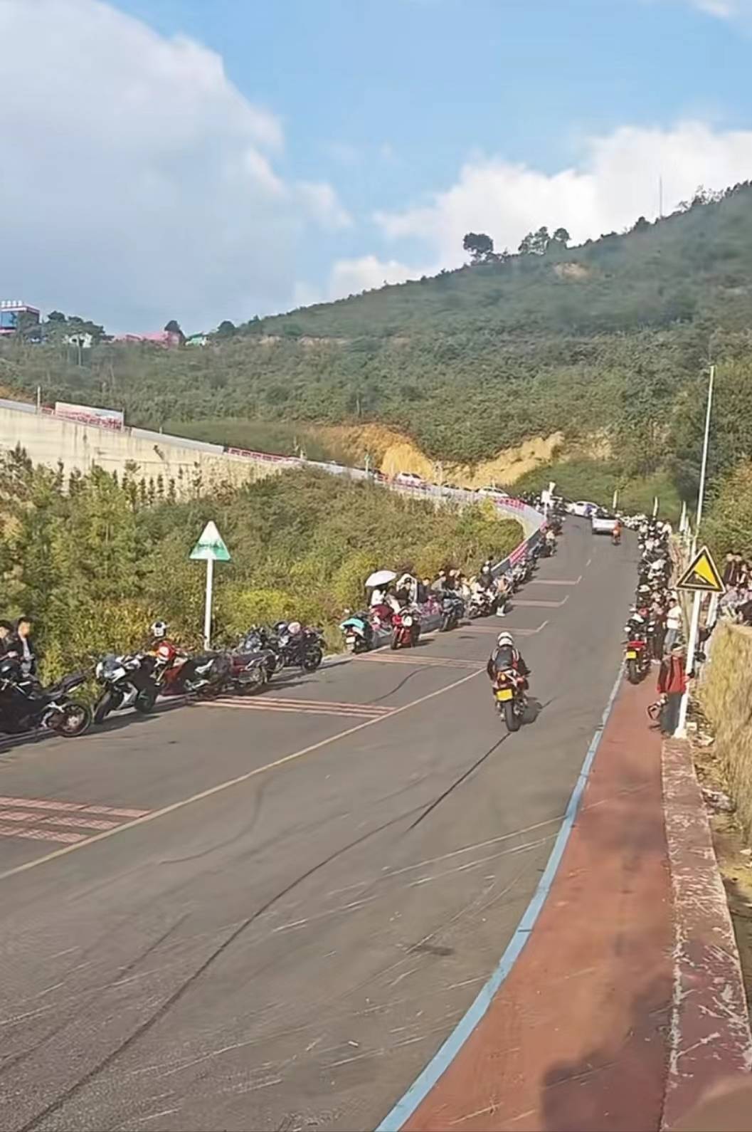 貴陽一網紅飆車路段被村民用糞便封路？當地回應：村民拉肥料時不慎灑漏