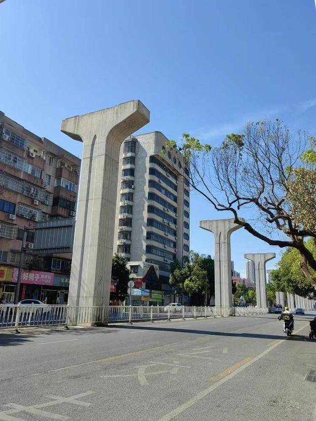 “當初就不該建！”廣西爛尾輕軌被拆，市民吐槽：又浪費了一次錢