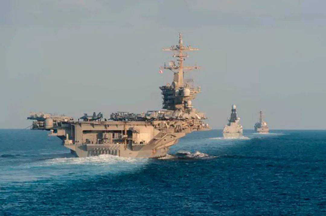 美軍方承認：兩軍艦遭8架無人機、8枚導彈攻擊