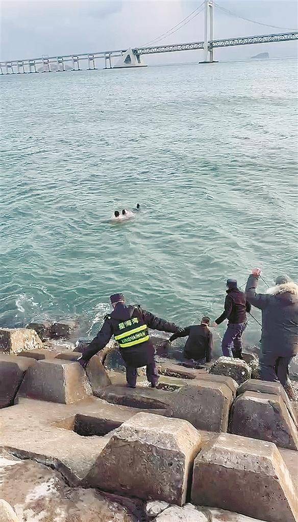 風雪中大連小伙毫不猶豫沖入海中救人