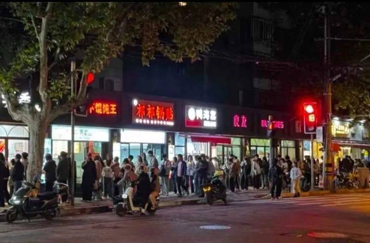 開了15年突然火了！有人排隊4小時！“潑天的富貴”讓老板也有點“懵”...