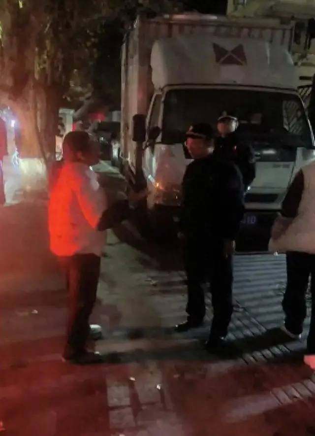 官方通報“攤販借錢給執法人員交罰款”：涉事執法人員存在言語不當被批評教育，已致歉