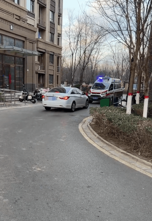 私家車未讓救護車反而步步緊逼，目擊者：老人遺憾離世，河北警方：行政拘留！