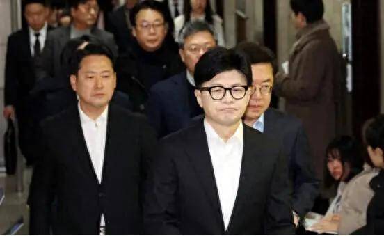 尹錫悅險中求穩：戒嚴風波逆轉，國民力量黨撐腰，李在明盼破局！