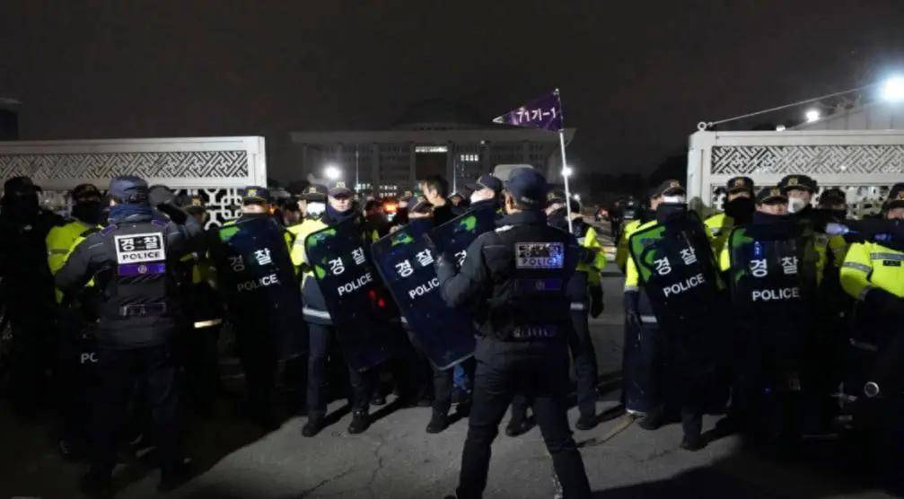 尹錫悅險中求穩：戒嚴風波逆轉，國民力量黨撐腰，李在明盼破局！