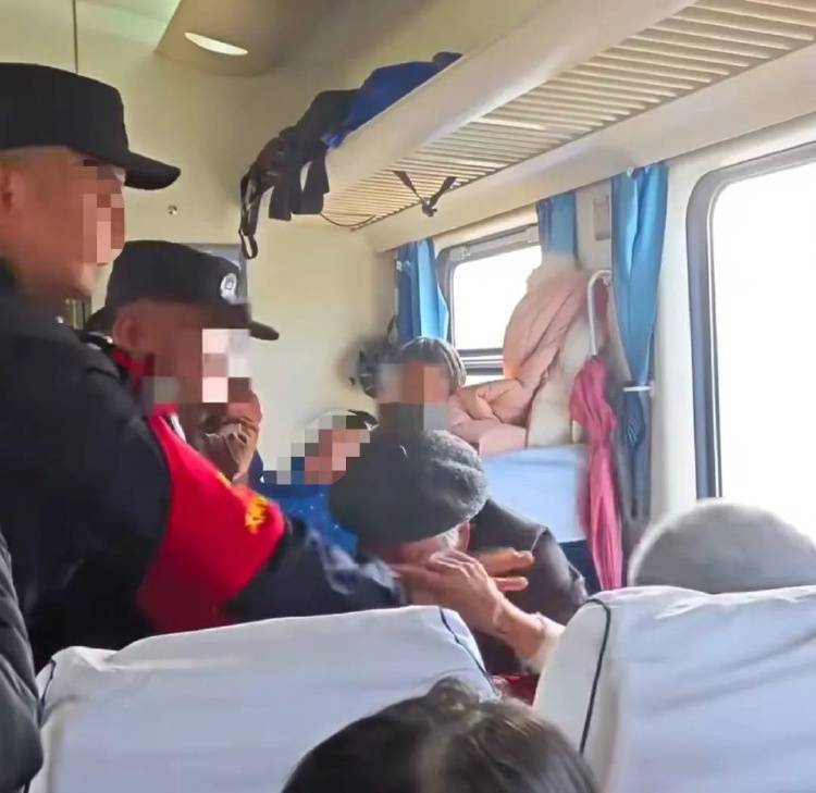 母女倆列車霸座還持刀威脅，12306回應