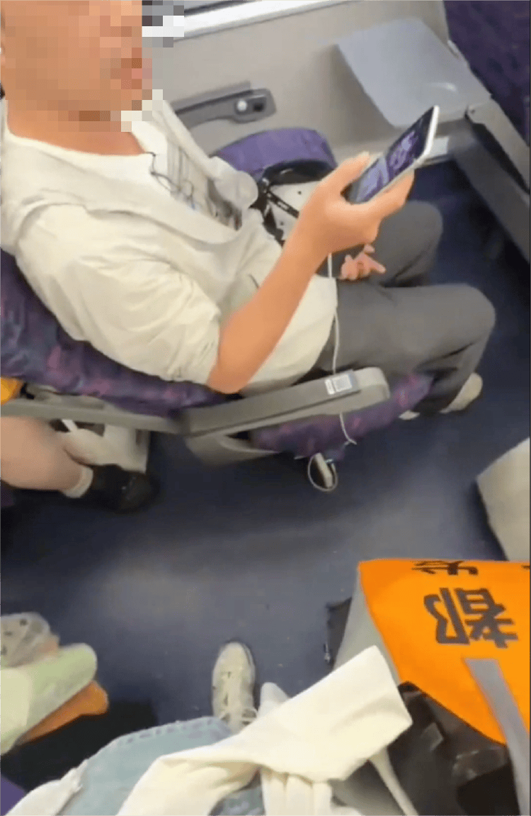 母女倆列車霸座還持刀威脅，12306回應