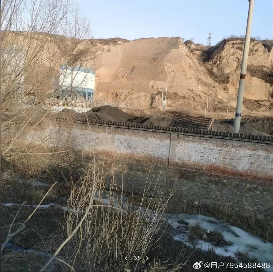 嵐縣梁家莊鄉侯家巖村，一家無名煤場的存在，不僅破壞了當地的生態環境，更嚴重影響了附近居民的生活質量