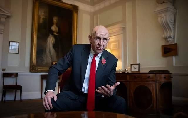 與解放軍“單挑”，英軍挺不過6個月？別上當，英國又在?；ㄕ?></p>
<p>3、英國的“破局關鍵”是什么？</p>
<p>其實，對于英國來說，要想解決眼下內外困境，并非只有炒作中國威脅著一條路。有分析指出，英必須盡快脫離對美國的依賴，與中國展開積極合作，便是破局關鍵，以此還能進一步平衡財政預算與國防需求。</p>
<p>對于中國而言，隨著國際環境的日趨復雜和不確定性增加，中國需要繼續堅持和平發展的大方向。在中英關系上，中國應該保持開放的姿態，用實際行動粉碎那些不實指責，同時通過對話和合作創造條件，推動中英關系朝著健康、穩定的方向發展。</p>
<p>最后，我們必須認識到，國際關系中的博弈往往復雜而多變。在這一過程中，各國只有通過客觀、理性和建設性的對話，才能尋求共贏的解決方案。</p>
                			    
			</div>
			<div class=