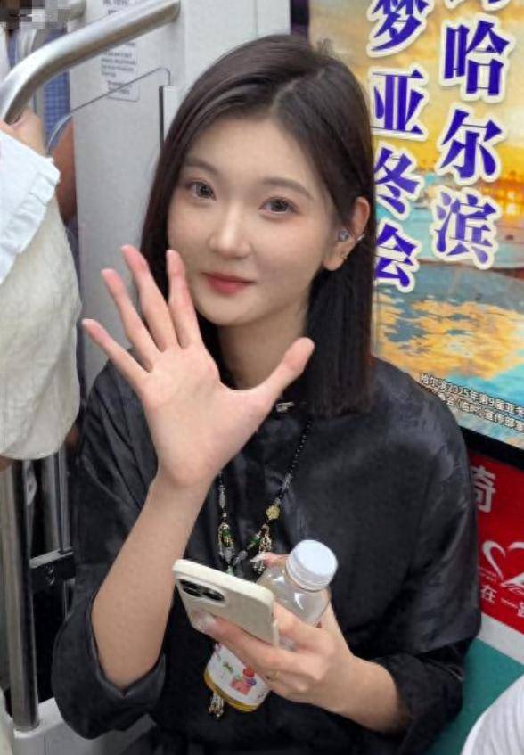 女孩身高2米26貌美如花，媽媽天天發愁：白長這么漂亮，沒人敢追