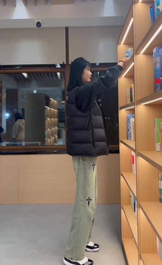 女孩身高2米26貌美如花，媽媽天天發愁：白長這么漂亮，沒人敢追