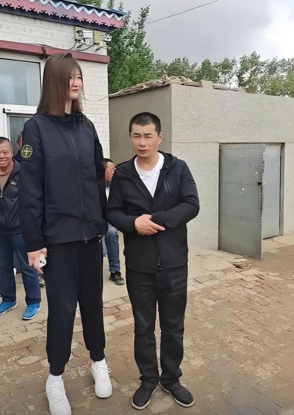 女孩身高2米26貌美如花，媽媽天天發愁：白長這么漂亮，沒人敢追