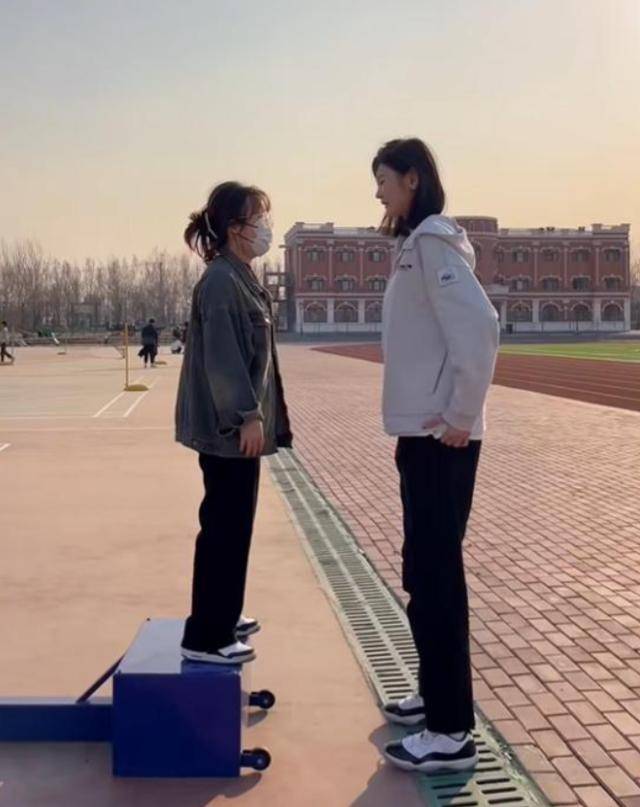 女孩身高2米26貌美如花，媽媽天天發愁：白長這么漂亮，沒人敢追