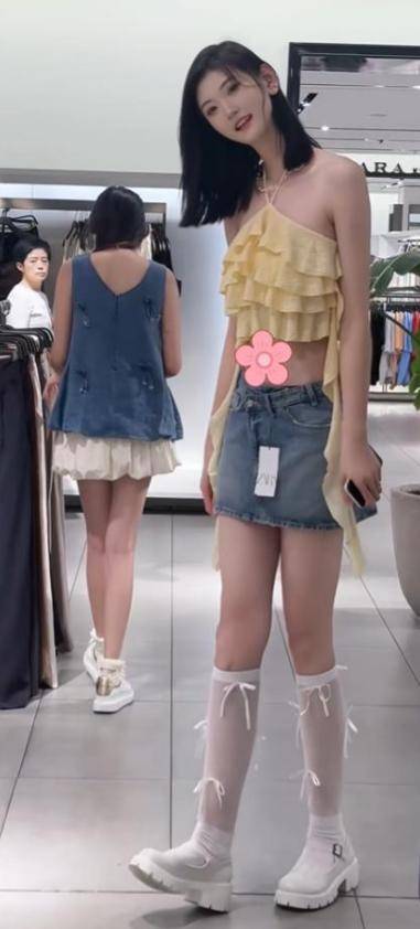 女孩身高2米26貌美如花，媽媽天天發愁：白長這么漂亮，沒人敢追