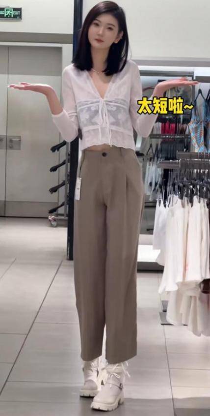 女孩身高2米26貌美如花，媽媽天天發愁：白長這么漂亮，沒人敢追