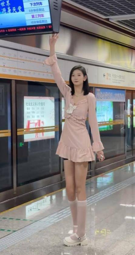 女孩身高2米26貌美如花，媽媽天天發愁：白長這么漂亮，沒人敢追