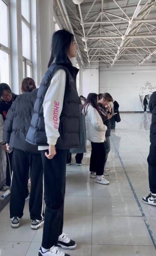 女孩身高2米26貌美如花，媽媽天天發愁：白長這么漂亮，沒人敢追