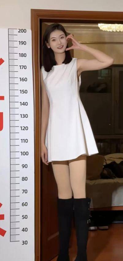 女孩身高2米26貌美如花，媽媽天天發愁：白長這么漂亮，沒人敢追
