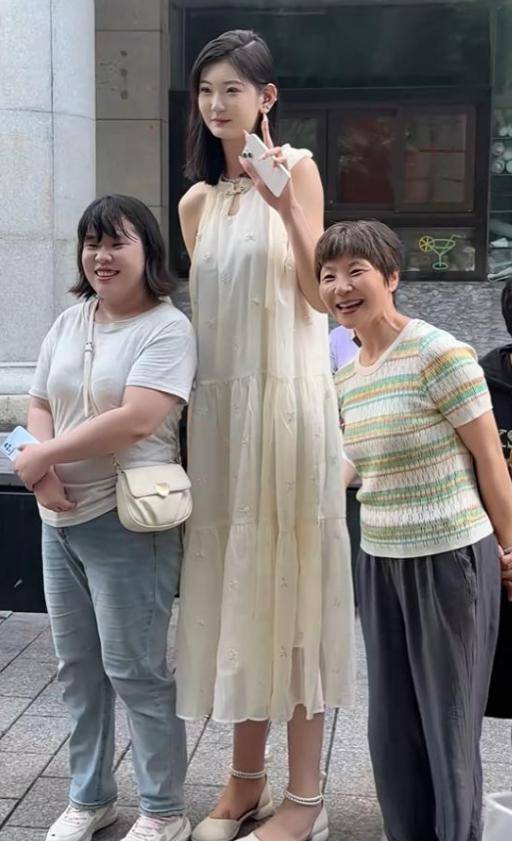 女孩身高2米26貌美如花，媽媽天天發愁：白長這么漂亮，沒人敢追
