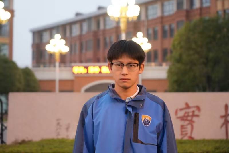 長沙高中生上學路上看到女子獨坐大橋欄桿，用一系列舉動救下她