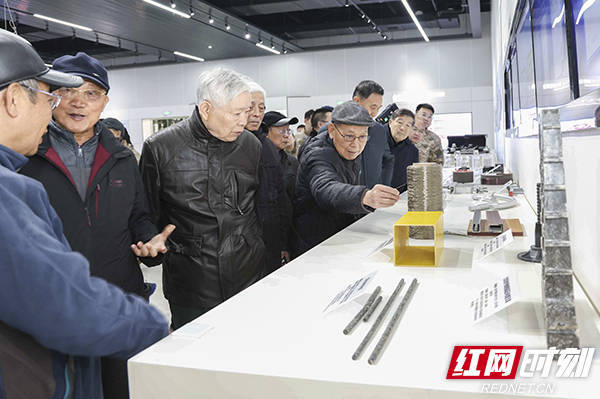 湖南省軍區長沙退休干部休養所組織老干部走近“大國重器”