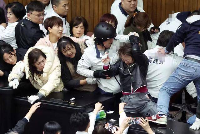 民進黨18位民代集體缺席，藍營青年痛批“根本是愧對支持者”