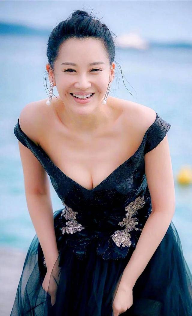 事實證明，55歲“無人敢娶”的許晴，才是真正的人間清醒！
