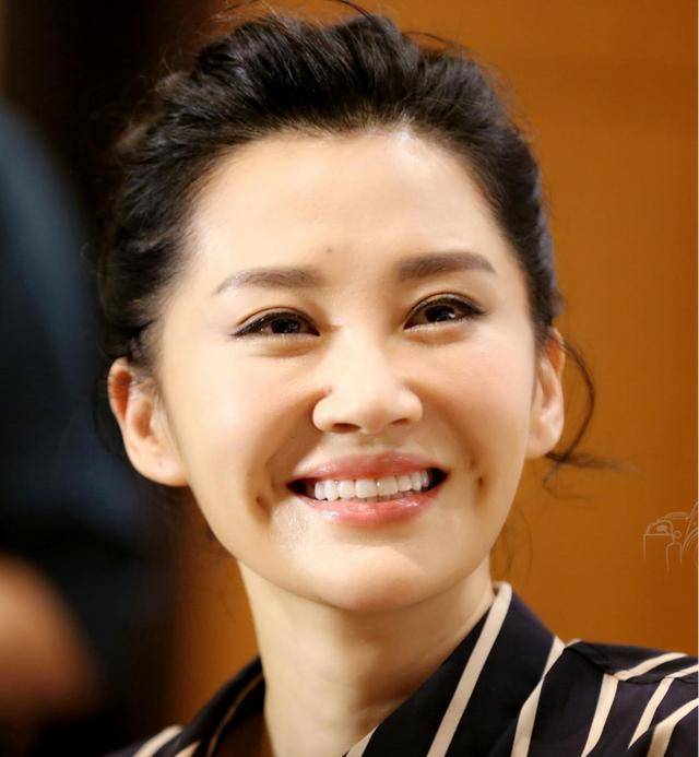 事實證明，55歲“無人敢娶”的許晴，才是真正的人間清醒！