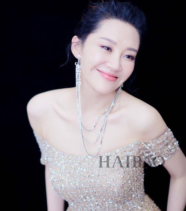 事實證明，55歲“無人敢娶”的許晴，才是真正的人間清醒！