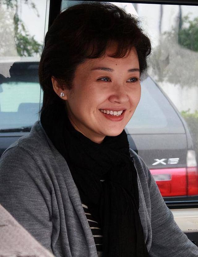 事實證明，55歲“無人敢娶”的許晴，才是真正的人間清醒！