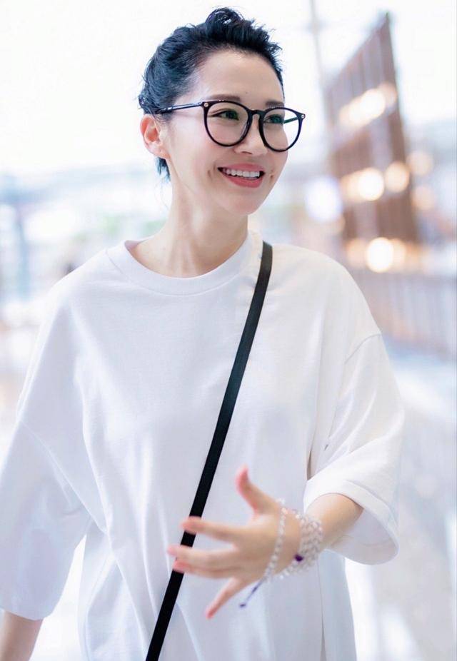 事實證明，55歲“無人敢娶”的許晴，才是真正的人間清醒！