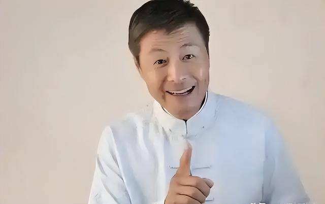 從相聲奇才到“階下囚”，當紅時拋下馮鞏移居海外后，劉偉怎樣了