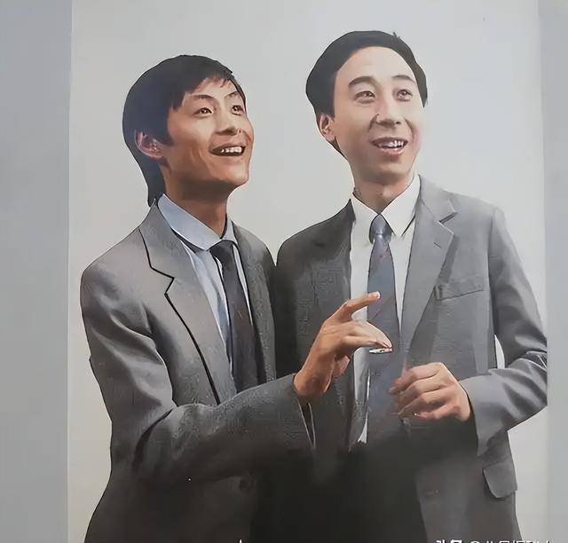 從相聲奇才到“階下囚”，當紅時拋下馮鞏移居海外后，劉偉怎樣了