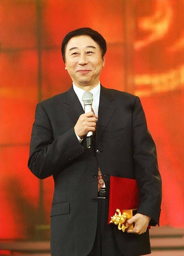 從相聲奇才到“階下囚”，當紅時拋下馮鞏移居海外后，劉偉怎樣了