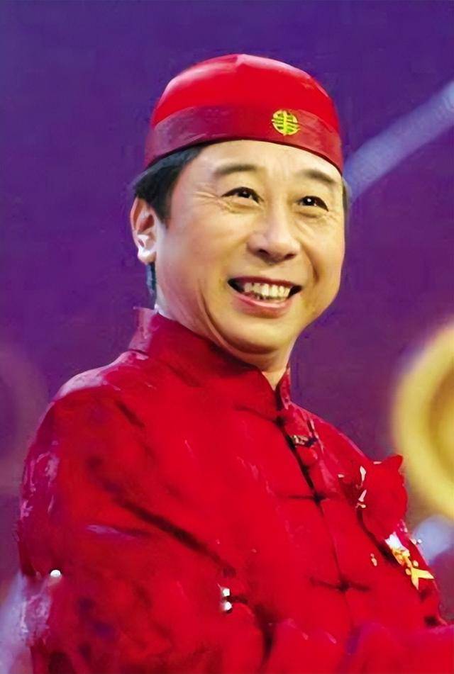 從相聲奇才到“階下囚”，當紅時拋下馮鞏移居海外后，劉偉怎樣了