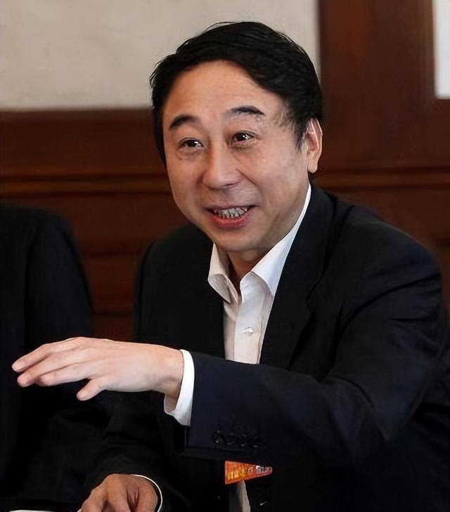 從相聲奇才到“階下囚”，當紅時拋下馮鞏移居海外后，劉偉怎樣了