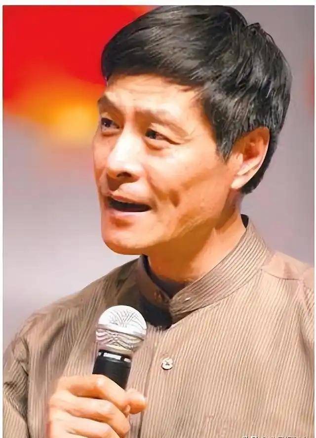從相聲奇才到“階下囚”，當紅時拋下馮鞏移居海外后，劉偉怎樣了